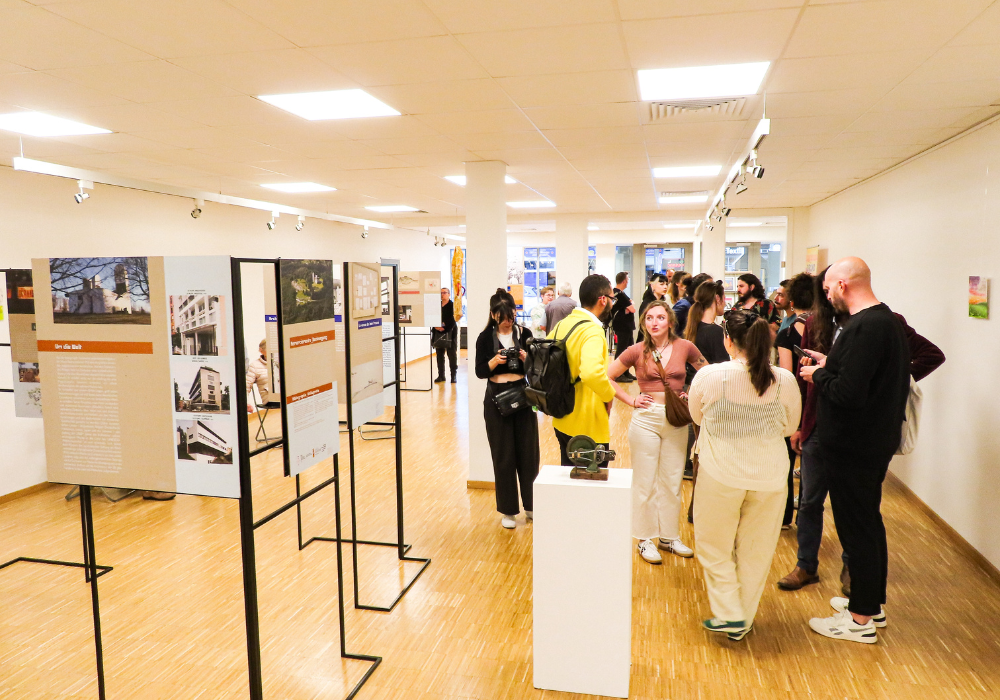 Vernissage d'une exposition d'oeuvres de jeunes artistes dijonnais à Mayence en Allemagne à l'occasion d'un séjour d'échange autour de la médiation culturelle