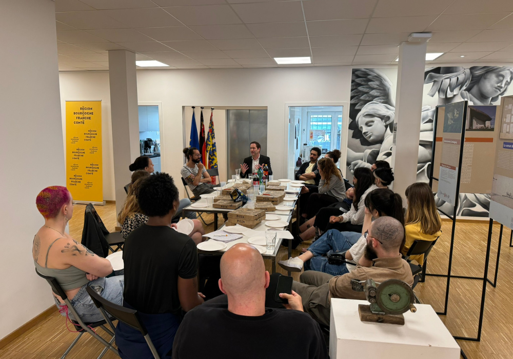 Rencontre de jeunes allemands et français avec le Ministre de la culture du land de Mayence en Allemagne pour aborder le sujet de la politique culturelle allemande